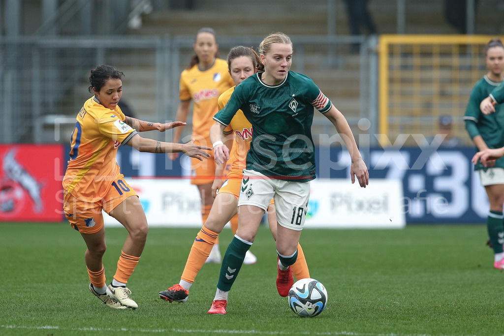 Fussball, Google Pixel Frauen-Bundesliga, TSG 1899 Hoffenheim - SV Werder Bremen | v.li.: Gia Corley (TSG 1899 Hoffenheim, 10), Jana Feldkamp (TSG 1899 Hoffenheim, 31) und Lina Hausicke (SV Werder Bremen, 18) im Zweikampf, Duell, Dynamik, Aktion, Action, Spielszene, DIE DFB-RICHTLINIEN UNTERSAGEN JEGLICHE NUTZUNG VON FOTOS ALS SEQUENZBILDER UND/ODER VIDEOÄHNLICHE FOTOSTRECKEN. DFB REGULATIONS PROHIBIT ANY USE OF PHOTOGRAPHS AS IMAGE SEQUENCES AND/OR QUASI-VIDEO.