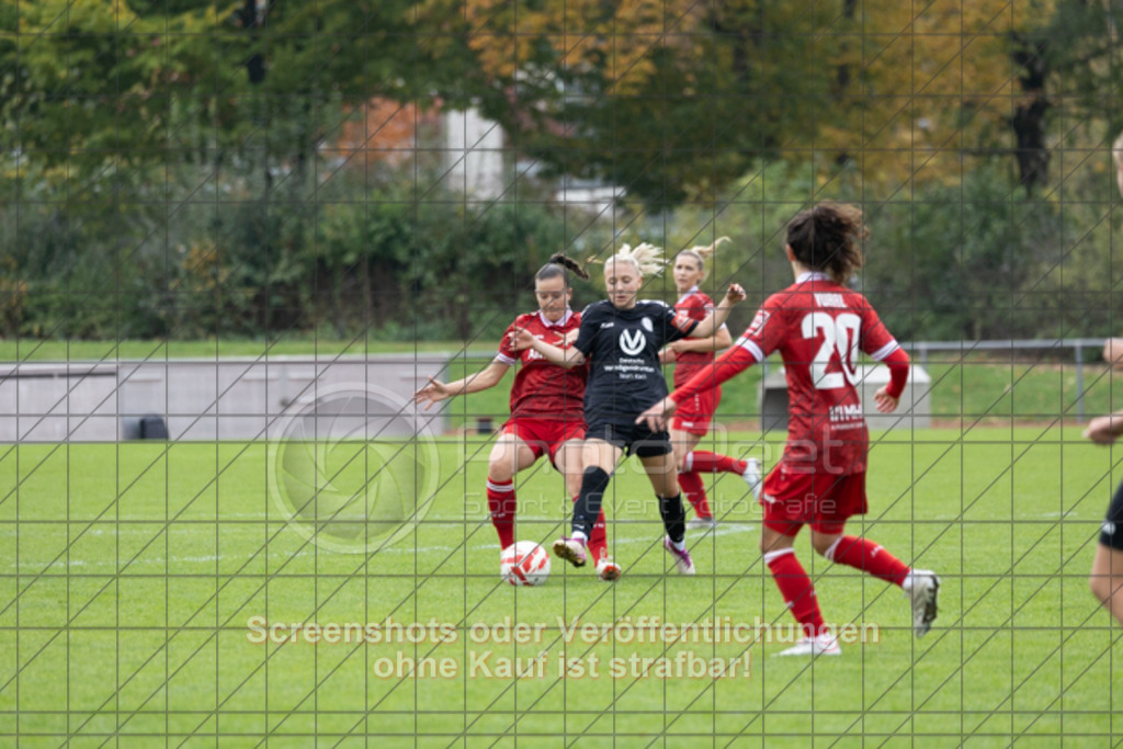 20251012_131904_0284 | Joana Bauer (1.FC Donzdorf #11)1.FC Donzdorf (schwarz) vs. VfB Stuttgart II (rot), Fussball, Frauen-Verbandsliga Württemberg, 05. Spieltag, Saison 2025/2026, Rasenplatz Lautertal Stadion, Süßener Straße 16, 73072 Donzdorf, 12.10.2025 - 13:00 Uhr,Foto: PhotoPeet-Sportfotografie/Peter Harich