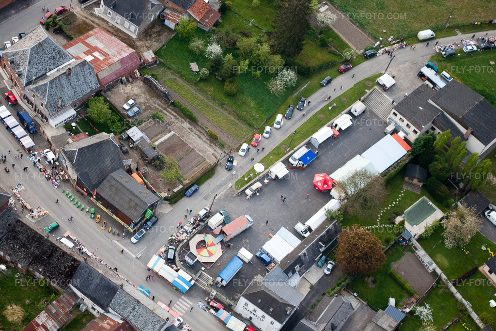 Aerial view: Sunday market in Marly-Gomont in the state Aisne, France. – Photo: IMG_39966.jpg taken on 04/17/2011 by Werner Riehm/FLY-FOTO.com – Resolution of the original: 4752 x 3168 px