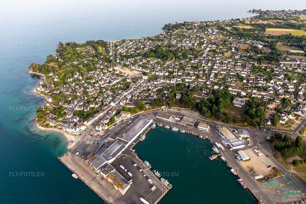 Vue aérienne: Vue de la ville à Loctudy dans le département Finistère, France. Photo: IMG_132508.jpg prise le 17/06/2022 par Werner Riehm/FLY-FOTO.eu – Résolution de l'original: 5472 x 3648 px