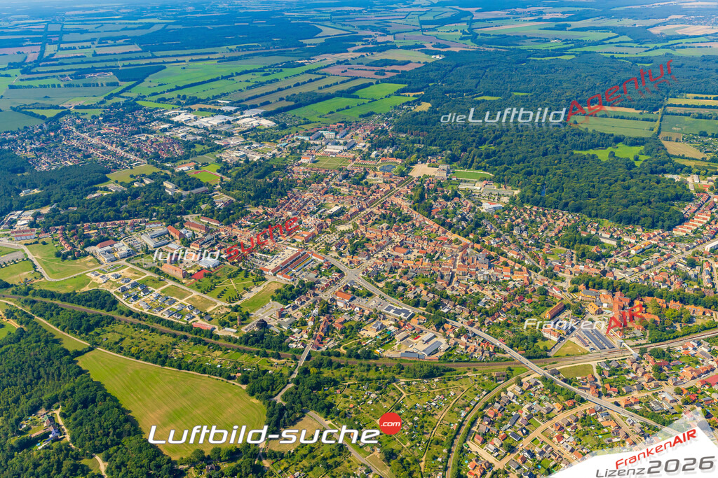 Luftbild der Stadt Ludwigslust - Die Luftaufnahme wurde 2025 vom UL-Flugzeug heraus erstellt ( keine Drohne ) - Hochauflösende Luftaufnahme - für professionelle Ausdrucke geeignet. Die Geschenkidee !Hier alle&nbsp;Infos zur Lizenzierung der LuftaufnahmeWir fliegen auch dieses Jahr wieder in Ihre Region um Luftbilder zu erstellen.- Luftbild anfragen