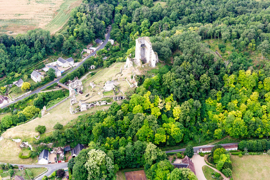 Aerial view: View of the town in Lavardin in the state Loir et Cher, France. – Photo: IMG_101156.jpg taken on 06/24/2017 by Werner Riehm/FLY-FOTO.com – Resolution of the original: 5472 x 3648 px