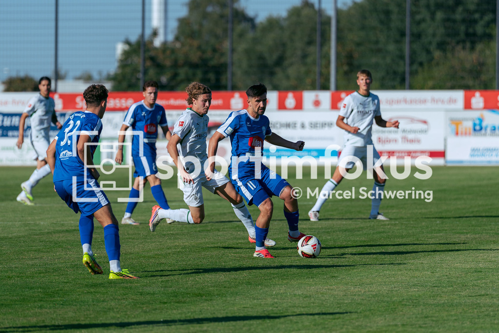 SSVg Velbert 02 – Borussia Mönchengladbach | Max Machtemes (SSVg Velbert 02) beim Pass. Testspiel zwischen der SSVg Velbert 02 und Borussia Mönchengladbach in Velbert, 12.08.2026. Endstand: 0:8. sportimfokus / Marcel Schwering - Realisiert mit Pictrs.com