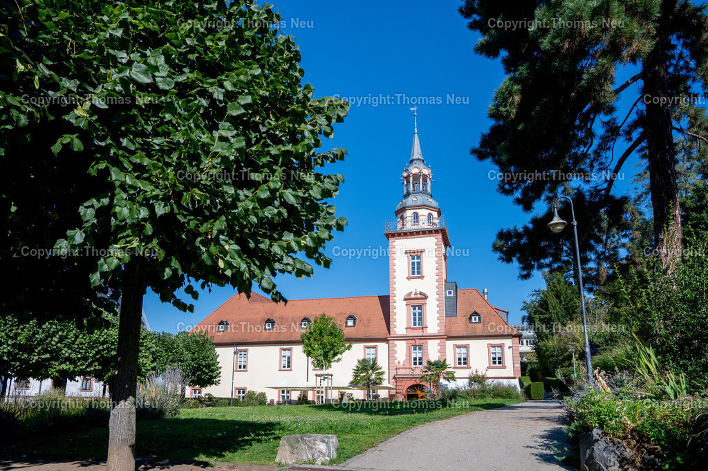 DSC_5693 | Der Rodensteiner Hof, auch Bensheimer Schloss genannt, ist ein unter Denkmalschutz stehendes Kulturdenkmal in Bensheim an der Bergstraße. Es handelt sich dabei um einen alten Adelshof. Zum Rodensteiner Hof gehört eine großzügige Parkanlage, der Bensheimer Stadtpark. Vom Stil her erinnert er an einen kleinen englischen Landschaftspark. In ihm befindet sich unter anderem ein runder Pavillon auf Backsteinstütze