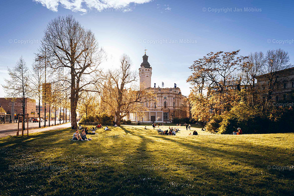 Lennéanlage/Schillerstraße | Die Schillerstraße an der Lene-Voigt-Anlage ist so ein typischer Leipziger Geheimtipp: charmante Altbauten, ruhige Citylage, direkt am Park und einem entspanntem Vibe. Perfekt für Content mit Fokus auf Urban Green, Lebensqualität &amp; Nachbarschaftsflair. - Realisiert mit Pictrs.com