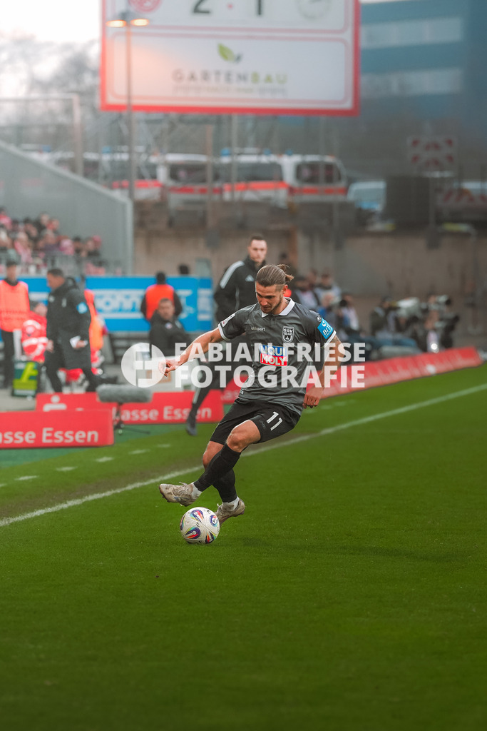 GER Rot-Weiss Essen vs. SSV Ulm, Fussball, 3. Liga, Spieltag 19, Saison 2025/2026, 20.12.2025 | GER Rot-Weiss Essen vs. SSV Ulm, Fussball, 3. Liga, Spieltag 19, Saison 2025/2026, 20.12.2025Foto: Fabian Friese - Realisiert mit Pictrs.com
