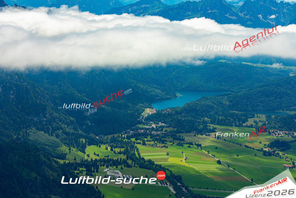 Die Luftaufnahme Hohenschwangau - Schwangau wurde 2022 vom Flugzeug aus (keine Drohne) erstellt. Hohe Auflösung -für große Poster und Wandbilder geeignet - Garantiert!