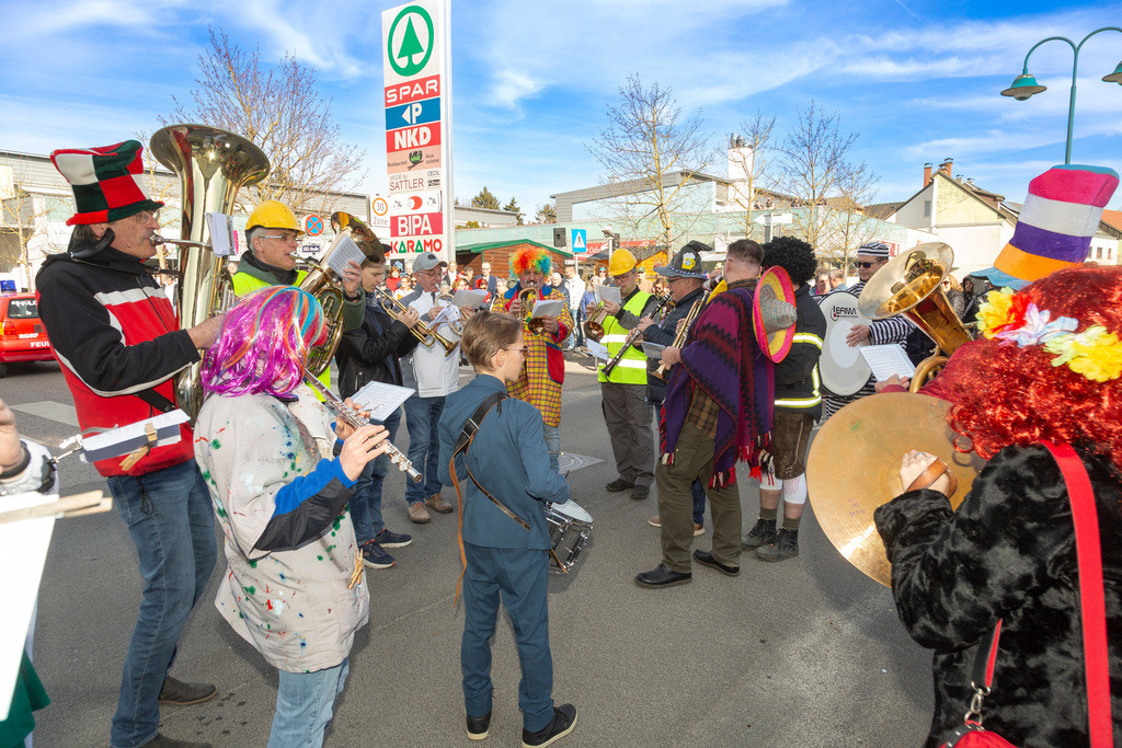 Umzug2025-135_9777 | Fotostrecke: FASCHINGSUMZUG 2025 in Loosdorf. 22 Masken(gruppen)-Teilnehmer: Loosdorfer Vereine, Wirtschaftstreibende, Gemeindeabordnungen sowie Kreditinstitute. rund 700 Besucher entlang der Hauptstrasse. Veranstaltungs-Sicherung durch Mannschaft der FF-Loosdorf mit schwerem Gerät. Maskenprämierung am EKZ-Platz durch Bgm. Thomas Vasku in den Kategorien: Bester Festwagen (Fa. gkonzept-Groissenberger; Beste Personengruppe-ASK-Loosdorf; Beste Einzelperson; Weiteste Anreise-FF Schollach;