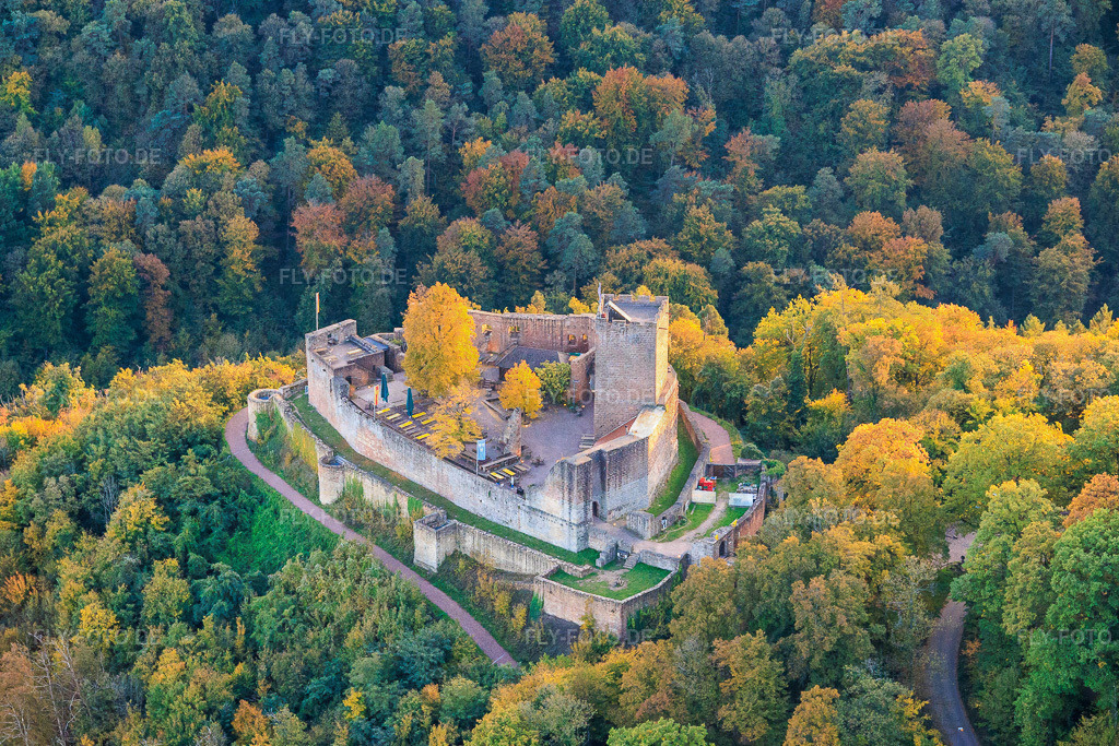 Burg Landeck im Herbst am Abend https://www.landeck-burg.de/ | Luftbild: Burg Landeck im Herbst am Abend https://www.landeck-burg.de/ in Klingenmünster im Bundesland Rheinland-Pfalz in Deutschland. Foto: IMG_150367.jpg vom 15.10.2025 durch Werner Riehm/FLY-FOTO.de - Realisiert mit Pictrs.com