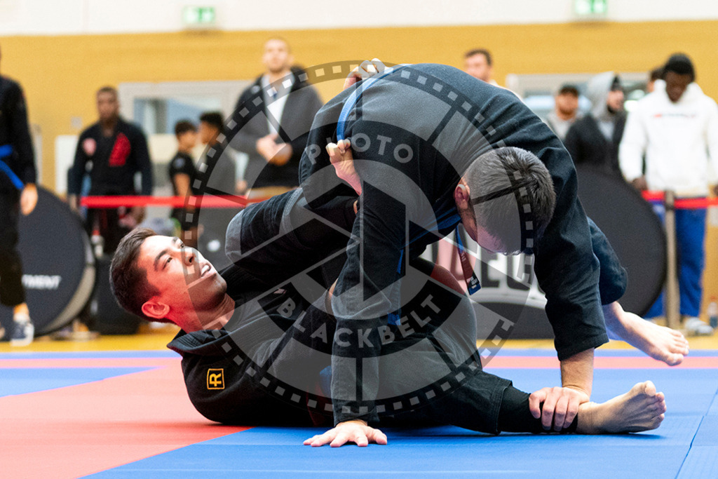 20231118PBB10016-2 | Fighters compete during the AJP Tour 600 Frankfurt Championship in Frankfurt/Main, Germany, on November 18, 2023.
