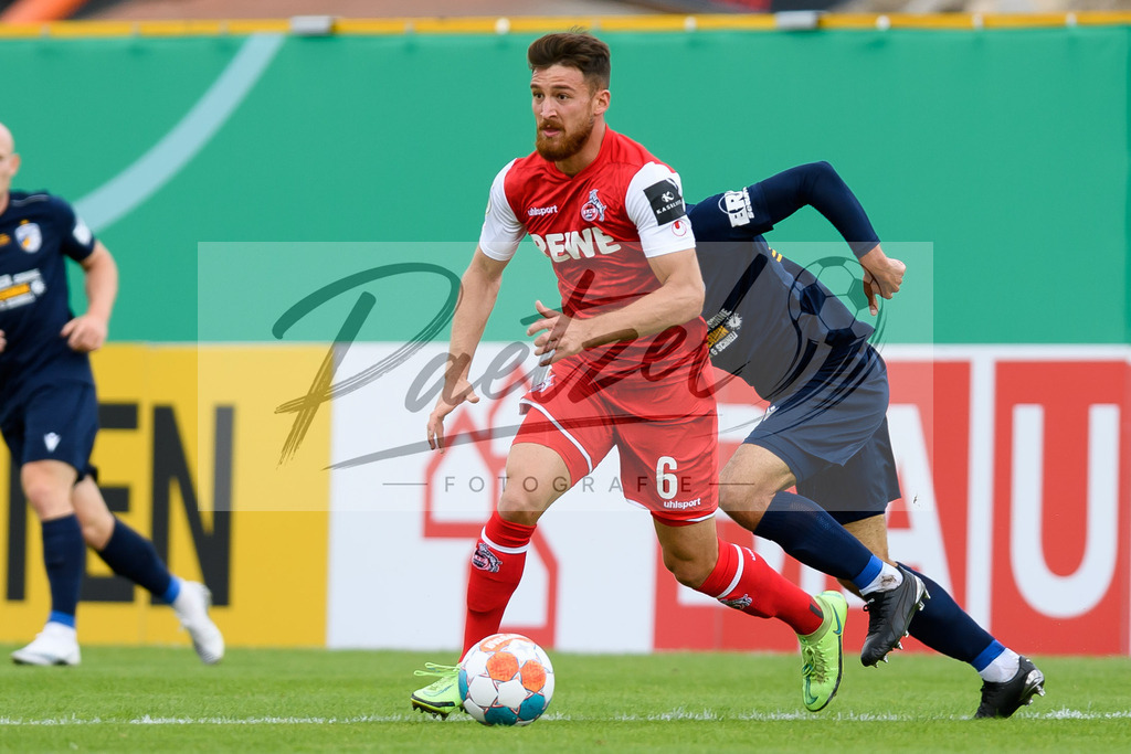 JENKOE20210808_132 | Fussball, Herren: Salih Oezcan (1. FC Koeln) in Aktion, am Ball, Einzelaktion beim Spiel der 1. Runde im DFB-Pokal zwischen FC Carl Zeiss Jena und 1. FC Koeln im Ernst-Abbe-Sportfeld am 08.08.2021 in Jena, Deutschland.DFB / DFL REGULATIONS PROHIBIT ANY USE OF PHOTOGRAPHS AS IMAGE SEQUENCES AND/OR QUASI-VIDEO. - Realisiert mit Pictrs.com