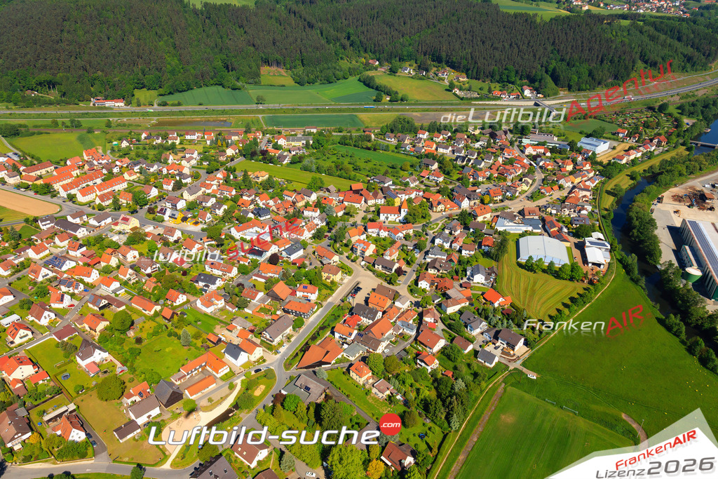 Die Luftaufnahme der Stadt Kronach wurde vom UL-Flugzeug heraus erstellt ( keine Drohne )- hohe Auflösung für beste Qualität