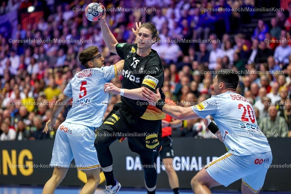 EHF19012602064 | 19.01.2026, Handball, Men's EHF EURO 2026, Deutschland - Spanien, Jyske Bank Boxen in Herning, Dänemark, Preliminary Round:  Juri Knorr (Germany #15) im Zweikampf gegen   Antonio Serradilla Cuenca (Espania #05)  Abel Serdio Guntín (Espania #20) 