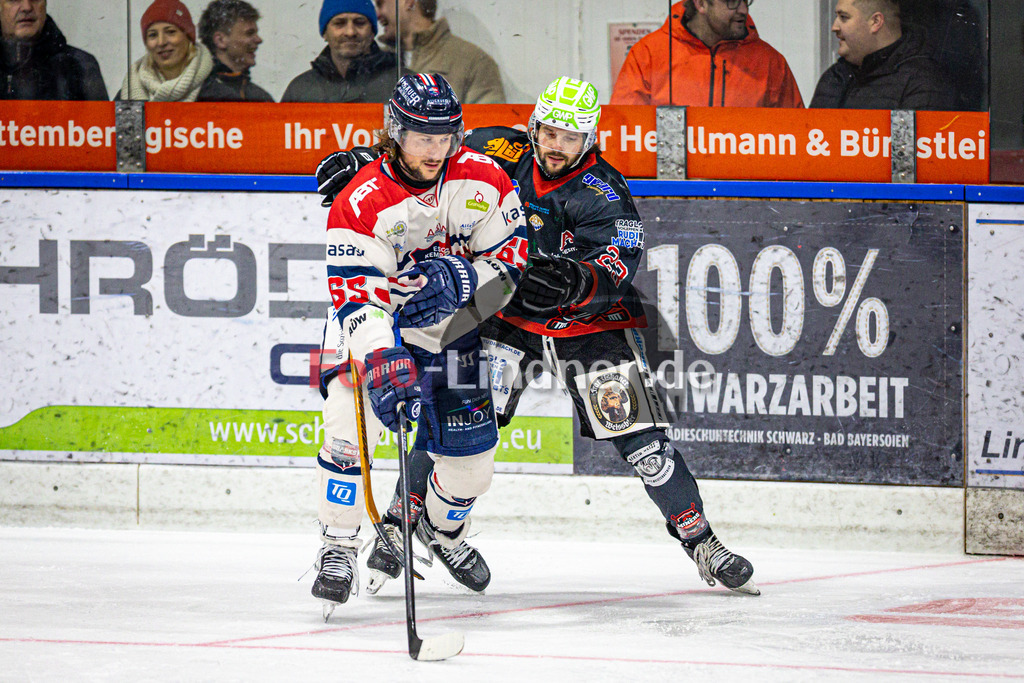 Peißenberg MINERS gegen ESC Kempten SHARKS | Eishockey Bayernliga 2025/26 Vorrunde 12. Spieltag, Peißenberg MINERS gegen ESC Kempten SHARKS, 20251121,Zweikampf,2025-11-21 in Peißenberg (flatbuy Arena Peißenberg), Florian STAUDER (SHARKS 65), Dejan VOGL (MINERS 23)Copyright: WolfgangxLindner www.foto-lindner.de