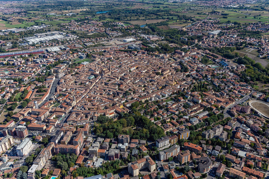 Ortsansicht | Luftbild: Ortsansicht in Crema im Bundesland Cremona in Italien. Foto: IMG_134416.jpg vom 18.09.2022 durch Werner Riehm/FLY-FOTO.de - Realisiert mit Pictrs.com