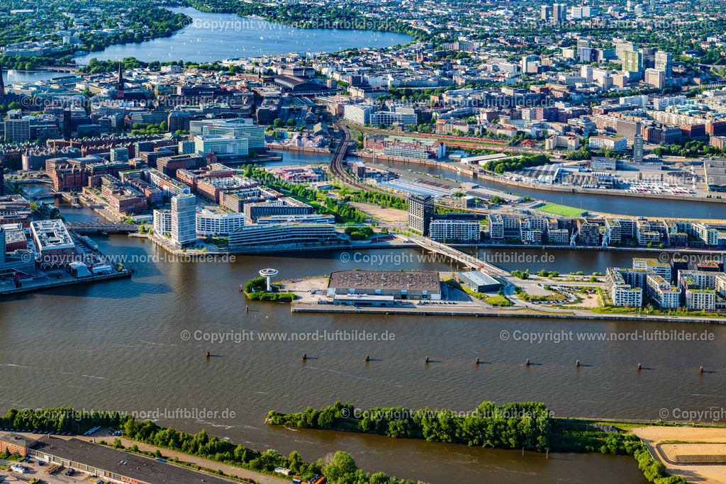Hamburg_Westfield_Hafencity_Innenstadt_ELS_8016160625 | HAMBURG 16.06.2025 Lagerhallen und Speditionsgebäude " Kakaospeicher Baakenhöft " und Verwaltungsgebäude der Hamburg Cruise Center und Wonhaus Lighthouse Zero in Hamburg, Deutschland. // Warehouses and forwarding building "Kakaospeicher Baakenhoeft" and administration building of the Hamburg Cruise Center and Wonhaus Lighthouse Zero in Hamburg, Germany. Foto: Martin Elsen
