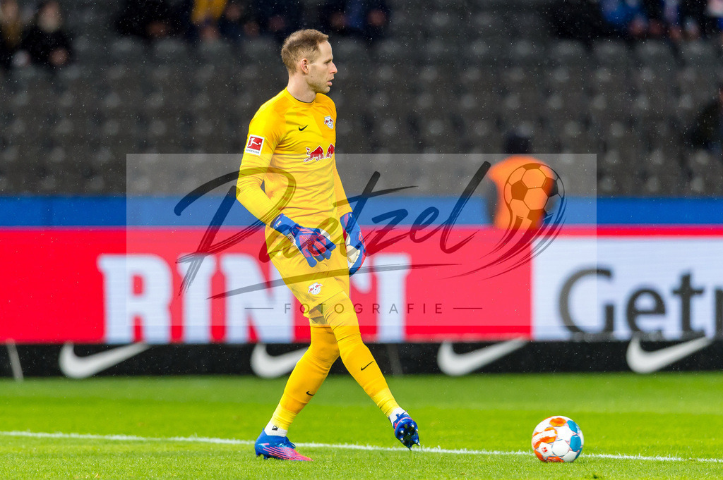 BSCRBL20220220_125 | Fussball, Herren: Torwart Peter Gulacsi (RB Leipzig) in Aktion, am Ball, Einzelaktion bei dem Spiel der 1. Bundesliga zwischen Hertha BSC und RB Leipzig im Olypiastadion am 20.02.2022 in Berlin, Deutschland.DFB / DFL REGULATIONS PROHIBIT ANY USE OF PHOTOGRAPHS AS IMAGE SEQUENCES AND/OR QUASI-VIDEO. - Realisiert mit Pictrs.com