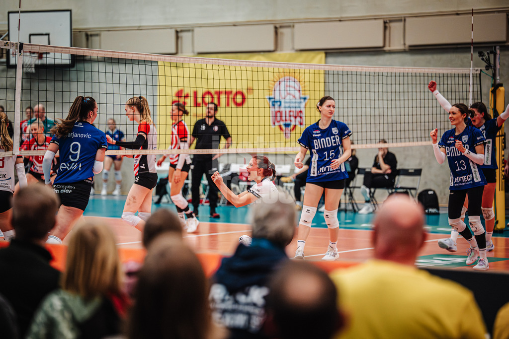 Volleyball | Frauen | Saison 2025/2026 | Volleyball Bundesliga | ETV Hamburger Volksbank Volleys vs. Binder Blaubären TSV Flacht | 06.12.2025 | Jubel Flacht v.l. Sara Marjanovic (#9, Binder Blaubären TSV Flacht), Leonie Büdenbender (#10, Binder Blaubären TSV Flacht), Lizzy Irine Lobzhanidze (#15, Binder Blaubären TSV Flacht), Roxana Vogel (#13, Binder Blaubären TSV Flacht) und Frauke Neuhaus (#11, Binder Blaubären TSV Flacht)