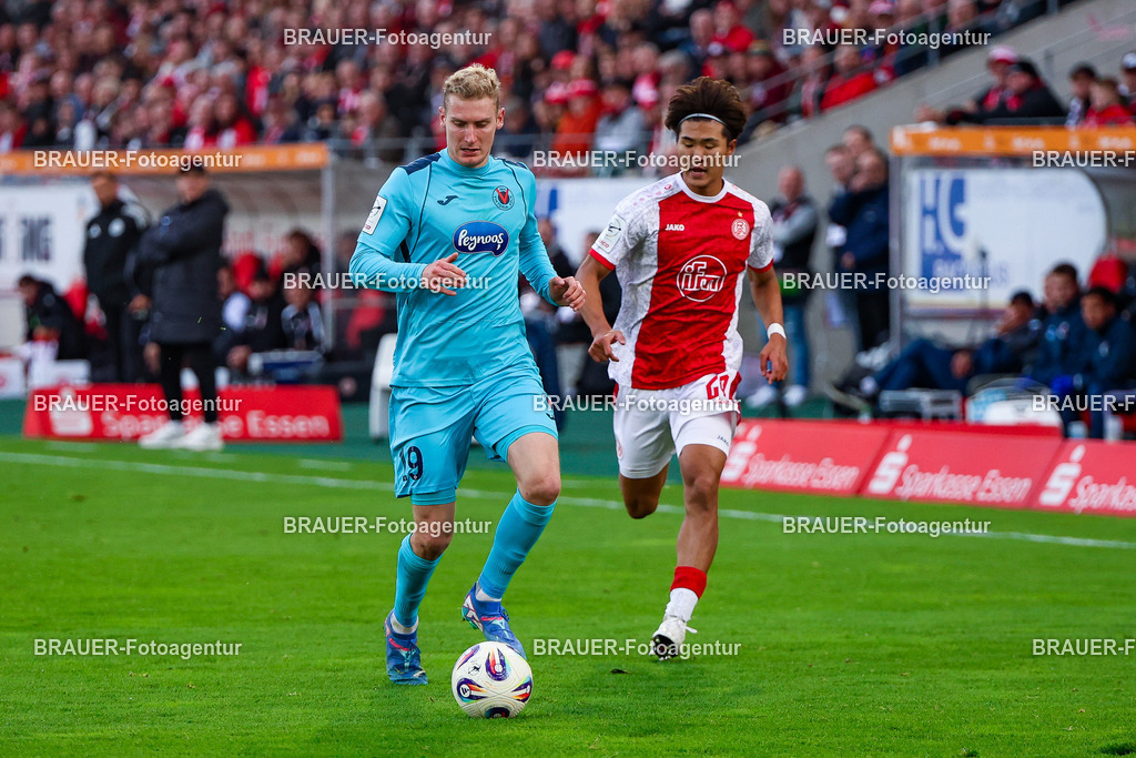 Rot-Weiss Essen - Viktoria Köln - 3.Liga | Essen, Deutschland, 18.10.2025 Meiko Sponsel (Viktoria Köln)  und Kaito Mizuta  (Rot-Weiss Essen) im Kampf um den Ball während des 3.Liga Spiels zwischen Rot-Weiss Essen- Viktoria Köln im Stadion an der Hafenstraße am 01.08.2025 in Essen. (Foto von Timo Bluhmki-Schmidt/ Brauer Fotoagentur