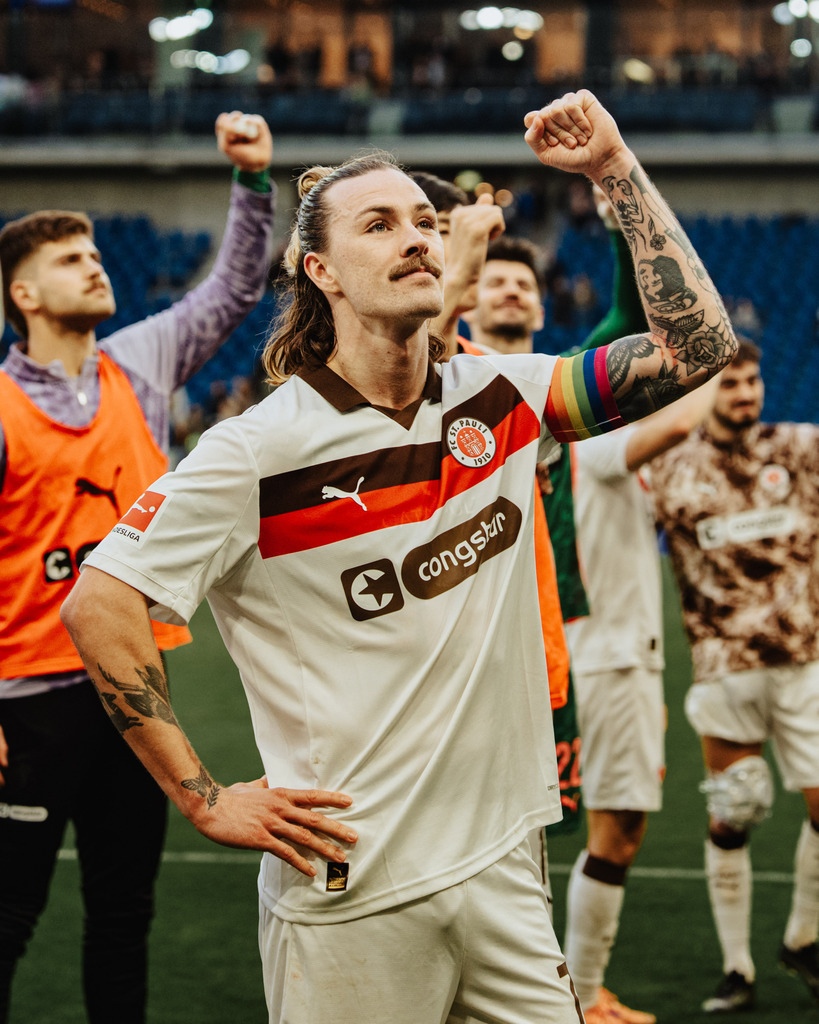 FCS00506 | Der offizielle Shop für FC St. Pauli Fotos. Wähle aus Spielszenen & Fanmomenten dein FCSP Wunschformat. Wir liefern Millerntor-Atmosphäre.