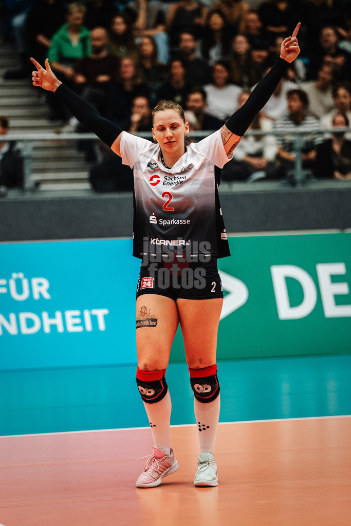 Volleyball | Frauen | Saison 2025/2026 | Volleyball Bundesliga | ETV Hamburger Volksbank Volleys vs. Dresdner SC | 15.11.2025 | Larissa Winter (#2, Dresdner SC) jubelt