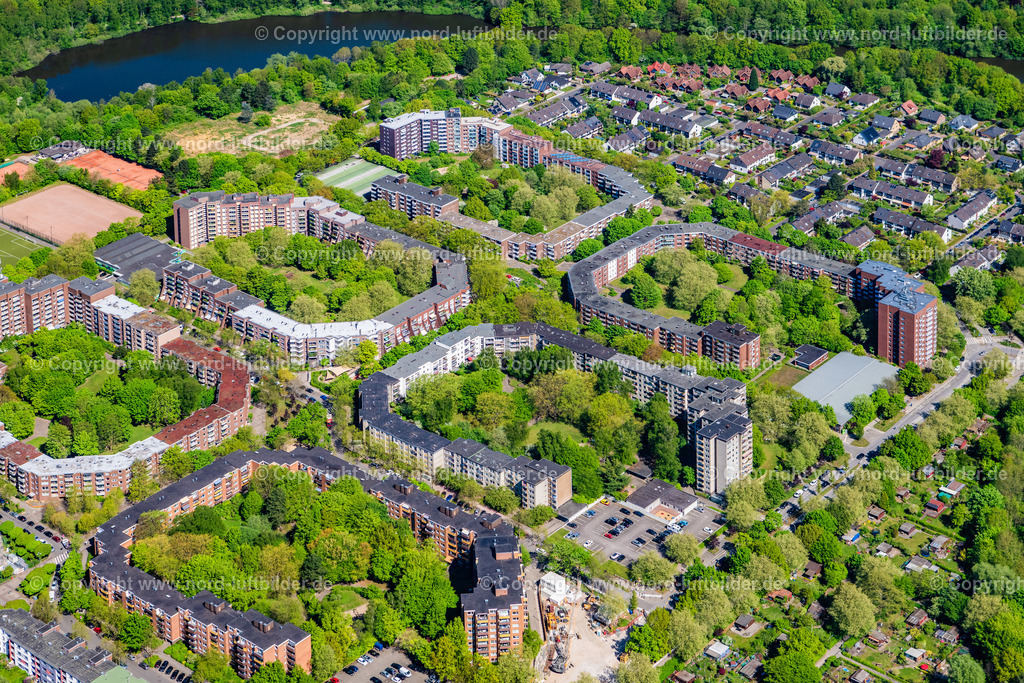 Hamburg_Steilshoop_ELS_4007010525 | HAMBURG 01.05.2025 Wohngebiet einer Mehrfamilienhaussiedlung "Steilshoop" an der zwischen dem Fritz-Flinte-Ring und der Gründgensstraße im Ortsteil Wandsbek in Hamburg, Deutschland. // Residential area of a multi-family house settlement between dem Fritz-Flinte-Ring and of Gruendgens street in the district Wandsbek in Hamburg, Germany. Foto: Martin Elsen