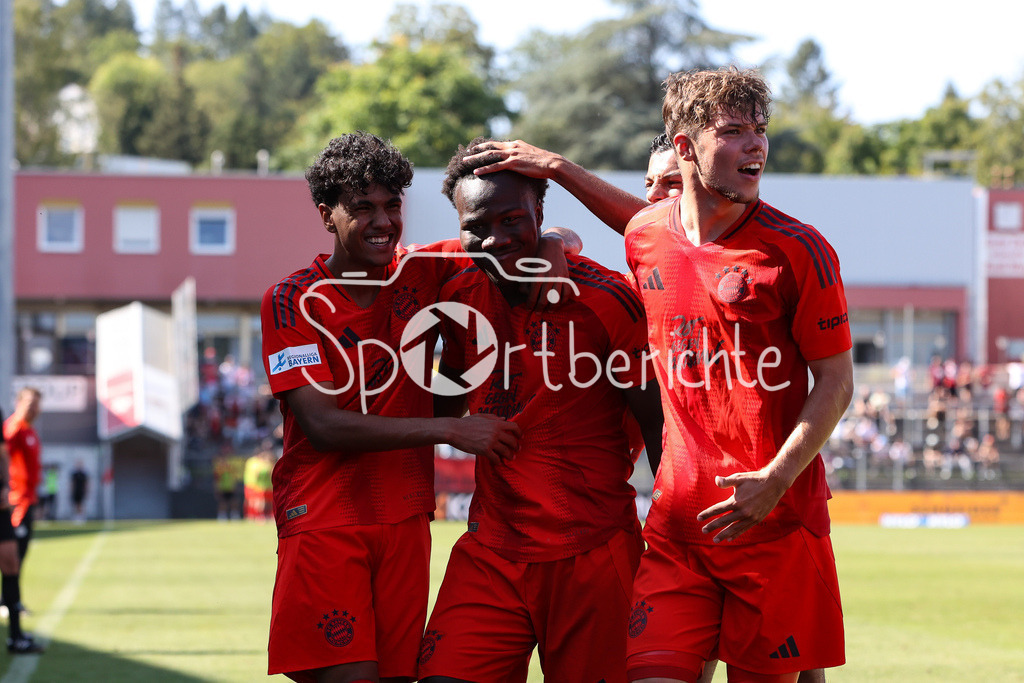 FC Würzburger Kickers - FC Bayern Amateure | Jubel nach dem Treffer zum 1-2 durch Nestory IRANKUNDA (FC Bayern München II #7) / Freude / Happy / Flick Flack / Salto / Regionalliga Bayern: FC Würzburger Kickers - FC Bayern München II, AKON Arena am 24.08.2024