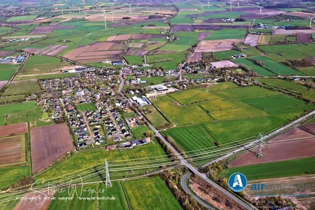 Luftbilder Horstedt | Horstedt liegt im Nordwesten von Schleswig-Holstein, im südlichen Teil des Kreises Nordfriesland, etwa 6 km von der Kreisstadt Husum entfernt. Die Gemeinde hat eine Fläche von 22,58 km² und eine Bevölkerungsdichte von 56 Einwohnern pro km