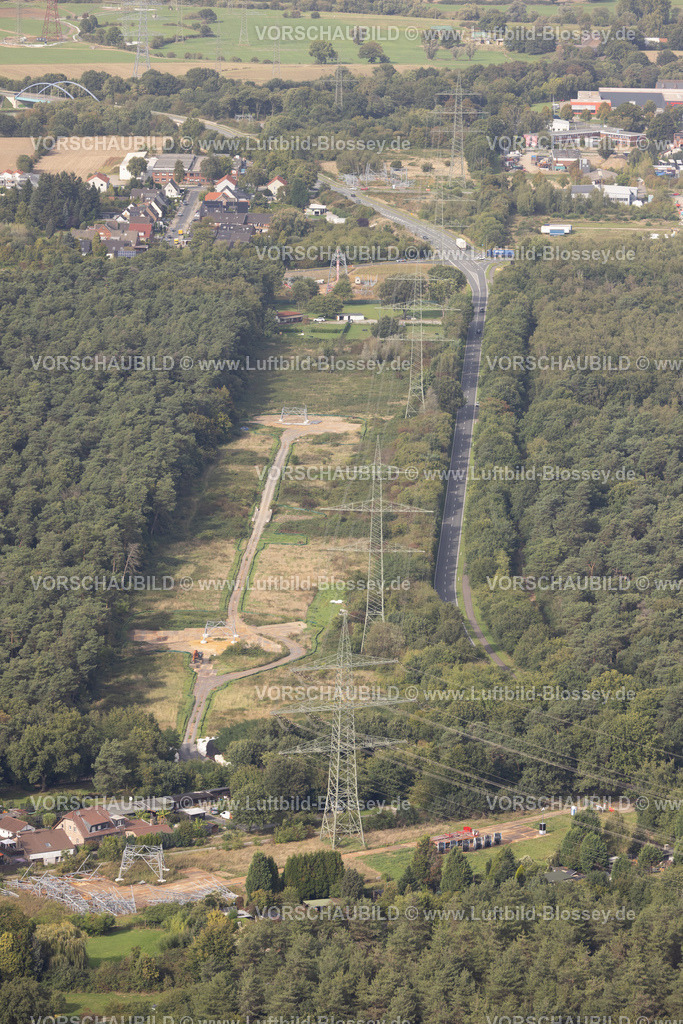 Huenxe250904395 | Luftbild, Arbeiten am Übertragungsnetz, Höchstspannungsleitung Strommasten Ausbau für Stromleitung im Waldstück Speller Heide an der Hans-Richter-Straße, Friedrichsfeld, Voerde, Ruhrgebiet, Nordrhein-Westfalen, Deutschland