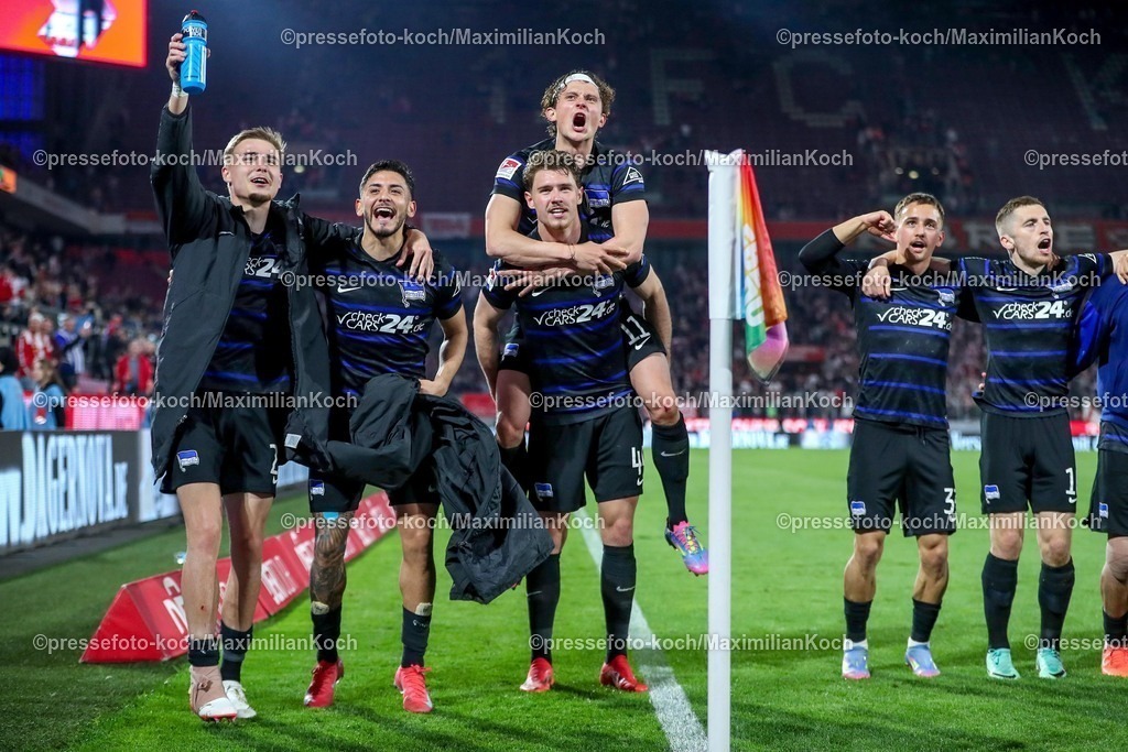 1FC05042501084 | 05.04.2025, Fußball, 1. FC Köln - Hertha BSC, 2.. Fußball Bundesliga, 28. Spieltag, RheinEnergie-STADION, Saison 2024 2025: Abschlussjubel nach dem 1:0 Sieg. Die Mannschaft steht jubelnd auf dem Spielfeld und feiert vor den Fans. Fabian Reese (Hertha BSC #11) zusammen mit Linus Gechter (Hertha BSC #44) DFB regulations prohibit any use of photographs as image sequences and or quasi-video.