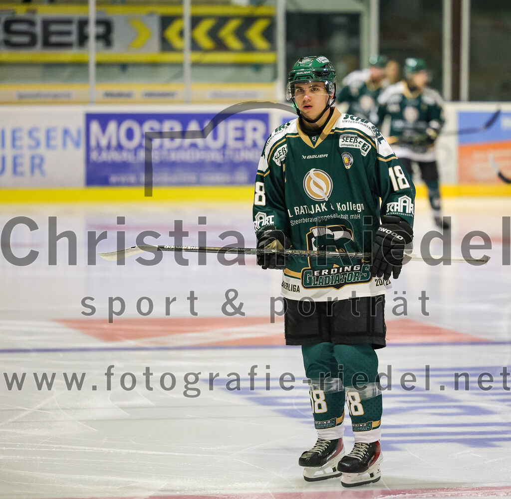 2025-08-22_005_TSV_Erding_gegen_EV_Fuessen | Erding, Deutschland, 22.08.2025:Eishockey, Oberliga Süd 2025 / 2026, Testspiel, TSV Erding gegen EV Füssen, Endergebnis: 1:4Luis Scheibengraber (Erding Gladiators, #18)Foto: Christian Riedel / fotografie-riedel.net