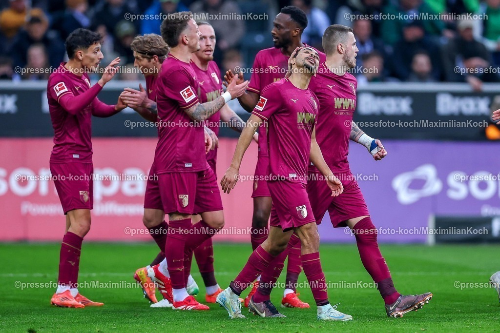 BMG21022502175 | 22.02.2025, Fußball, Borussia Mönchengladbach - FC Augsburg, 1. Fußball Bundesliga, Borussia-Park, Saison 2024 2025: Torjubel nach dem 3:0 durch Alexis Claude-Maurice (FC Augsburg #20).  Jeffrey Gouweleeuw (FC Augsburg #6)DFB regulations prohibit any use of photographs as image sequences and or quasi-video.