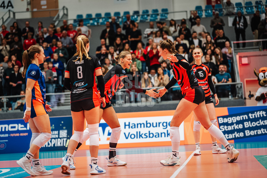 Volleyball | Frauen | Saison 2025/2026 | Volleyball Bundesliga | ETV Hamburger Volksbank Volleys vs. Dresdner SC | 15.11.2025 | v.l. Svea Frobel (#11, ETV Hamburger Volksbank Volleys) und Hannah Ammerman (#12, ETV Hamburger Volksbank Volleys) klatschen ein