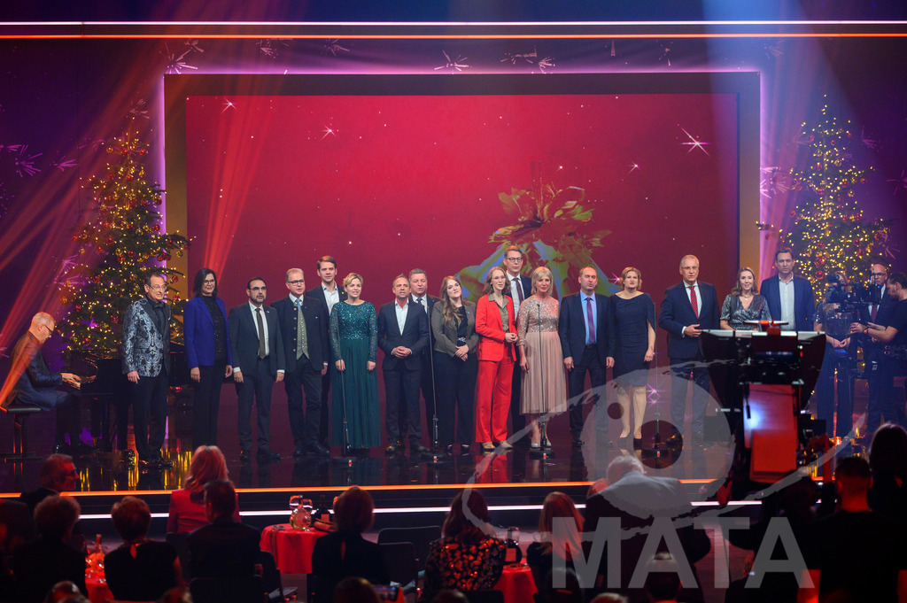 _DWI6221 | Volker Heißmann, Ilse Aigner (CSU, Landtagspräsidentin), Klaus Holetscheck (CSU, MdL), Florian Streibl (Frei Wähler, MdL), Thomas von Sarnowski (Bündnis 90/Die Grünen, MdL), Katharina Schulze ( Bündnis 90/Die Grünen, MdL), Thorsten Glauber (Frei Wähler, Staatsminister für Umwelt und Verbraucherschutz), Christian Bernreiter (CSU, Staatsminister für Wohnen, Bau und Verkehr), Ronja Endres (SPD, MdL), Eva Lettenbauer (Bündnis 90/Die Grünen, MdL), Markus Blume (CSU, Staatsminister für Wissenschaft und Kunst ), Ulrike Scharf (CSU, Staatsministerin für Familie, Arbeit und Soziales), Hubert Aiwanger (Freie Wähler, Wirtschaftsminister), Katrin Ebner-Steiner (AFD, MdL), Joachim Herrmann (CSU, Bayerischer Innenminister), Anna Stolz (Freie Wähler , Staatsministerin für Unterricht und Kultus), Georg Eisenreich (CSU, Staatsminister der Justiz), Judith Gerlach (CSU, Staatsministerin für Gesundheit, Pflege und Prävention), Dr. Fabian Mehring (Freie Wähler, Staatsminister für Digitales) bei '30 Jahre Sternstunden-Gala 2023' in der Frankenhalle. Nürnberg, 15.12.2023 - Realisiert mit Pictrs.com