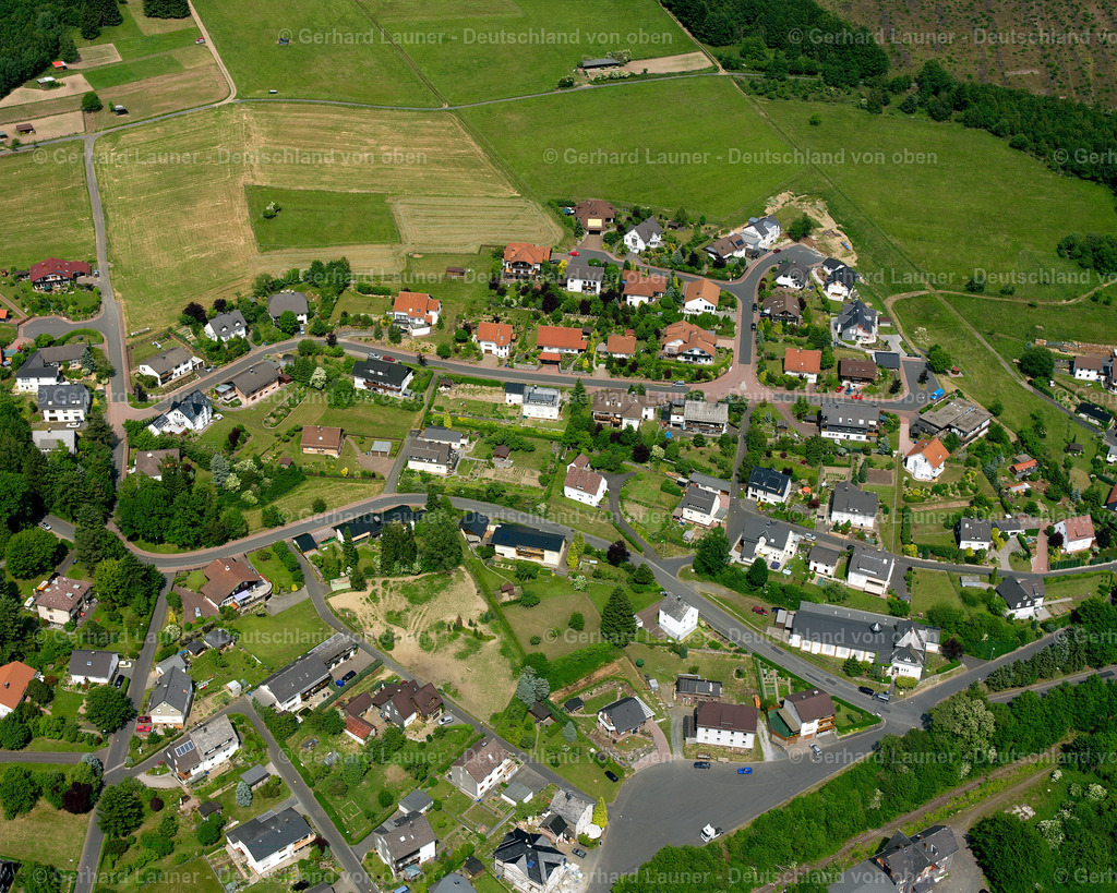 2611008 | EWERSBACH 09.06.2006 Wohngebiet einer Einfamilienhaus- Siedlung  in Ewersbach im Bundesland Hessen, Deutschland // Single-family residential area of settlement  in Ewersbach in the state Hesse, Germany Foto: Gerhard Launer