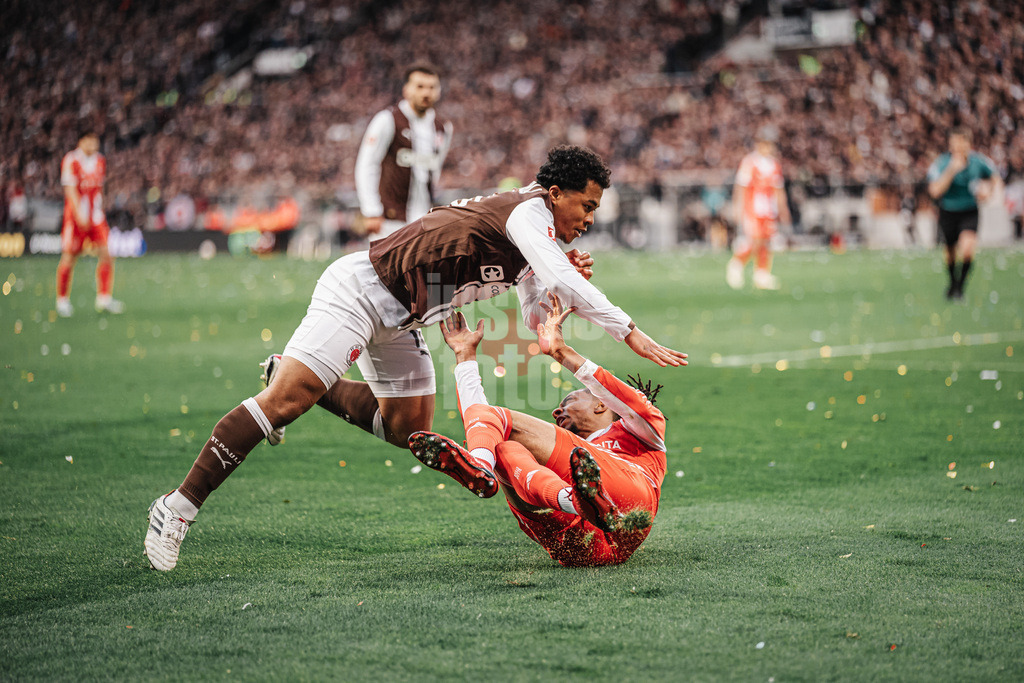 Fußball | Männer | Saison 2025/2026  | Fußball-Bundesliga | 29. Spieltag | FC St. Pauli vs. FC Bayern München | 11.04.2026 | v.l. Joel Chima Fujita (#16, FC St. Pauli) gegen Michael Olise (#17, FC Bayern München)