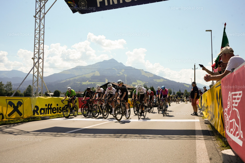 118_20230817_Bewerb_Maenner_Muehlanger | AUT - OESTERREICH, 2023-08-16: SPORT RENNRAD-FAHREN - 55. INTERNATIONALER RADWELTPOKAL IN ST. JOHANN IN TIROL  - Vintage-Radrennen mit WM-Bronze-Medaillen-Siegerin Christina Schweinberger, den Teilnehmer und Alexander Baumann (vom Orginastions-Team) - TAG 2 BEWERB MAENNER IN SECHS GRUPPEN  ; Foto: Roland Muehlanger