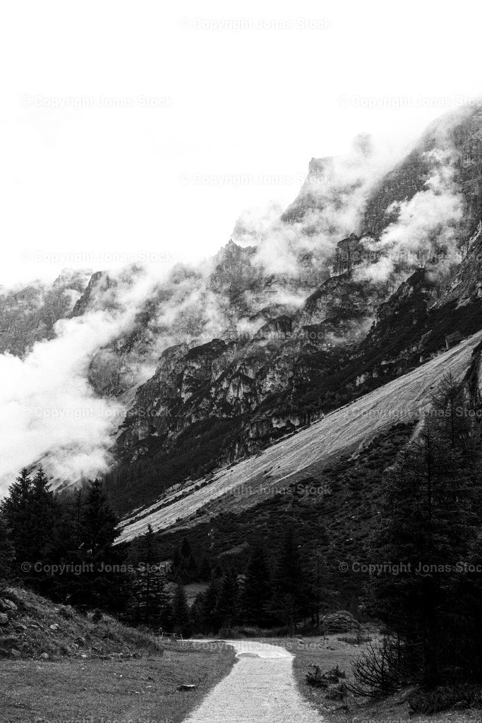 Cloudy Mountains b/w | The path that takes you down to the valley after you finish the Stubaier Hähenweg.  - Realisiert mit Pictrs.com