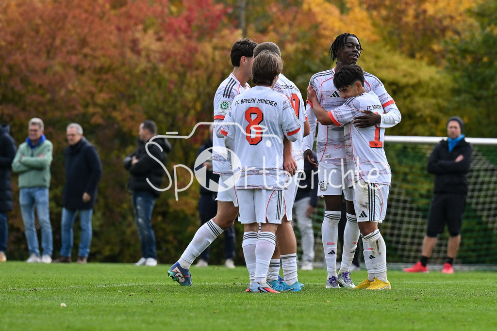 SpVgg Unterhaching U19 - FC Bayern München U19 | Jubel der Gäste nach dem Treffer zum 0-2 durch Maycon Douglas NORMANHA CAROZO (FC Bayern München U19 11) / Tor / Torschuetze / Freude / Happy / U19 DFB Nachwuchsliga: SpVgg Unterhaching - FC Bayern München; Sportschule Oberhaching am 18.10.2025