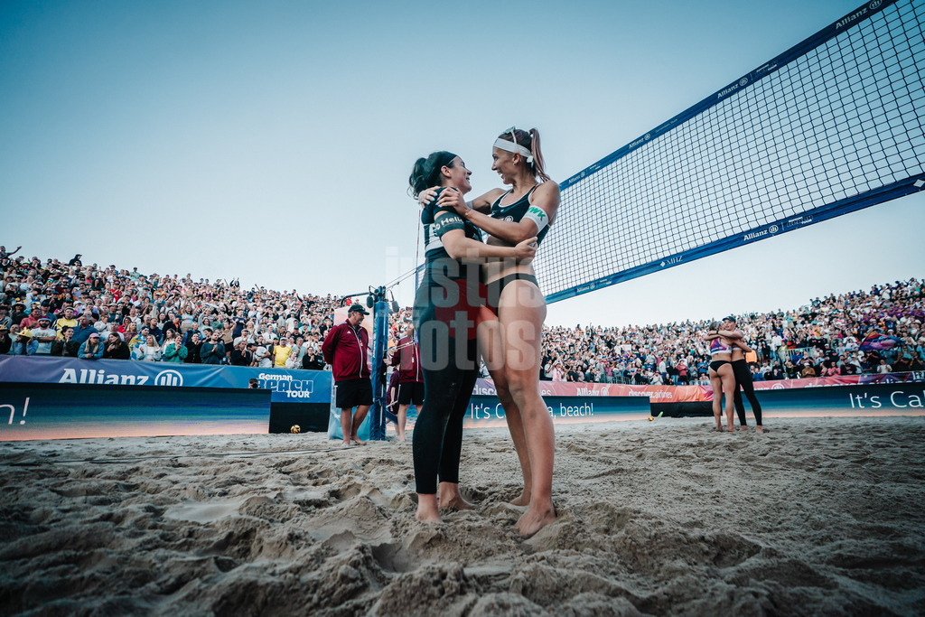 Beachvolleyball | Frauen | Deutsche Meisterschaften 2025 Timmendorfer Strand | 06.09.2025 | v.l. Anna-Lena Grüne und Sandra Ittlinger jubeln nach dem Sieg im Halbfinale