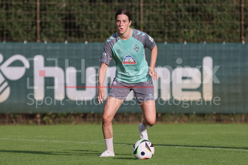 Fussball, Google Pixel Frauen-Bundesliga, Training SV Werder Bremen | v.li.: Lara Schmidt (SV Werder Bremen, 24) am Ball, Freisteller, Einzelbild, Ganzkörper, Aktion, Action, Spielszene