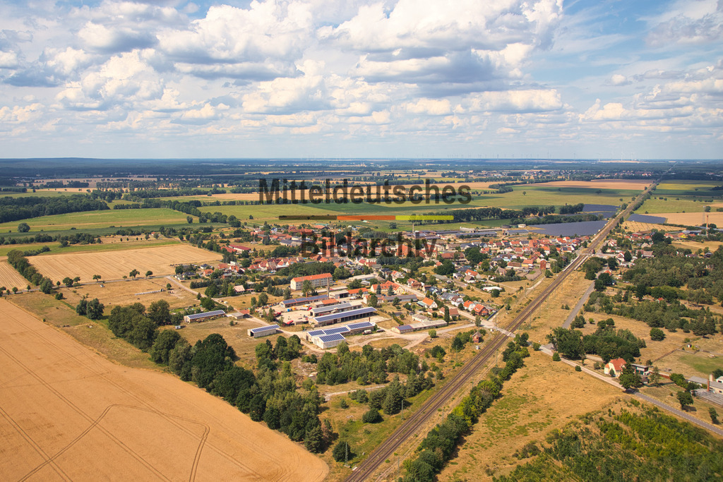 Mahlwinkel-Börde-Luftbild-Sachsen-Anhalt_1409 | Die Luftaufnahme zeigt Mahlwinkel aus der Vogelperspektive. Sichtbar werden die gewachsene Ortsstruktur, die umgebenden Felder sowie die ruhige Lage zwischen Magdeburger Börde und Colbitz-Letzlinger Heide. Das Bild vermittelt einen authentischen Eindruck des ländlich geprägten Ortsteils der Gemeinde Angern. - Realisiert mit Pictrs.com