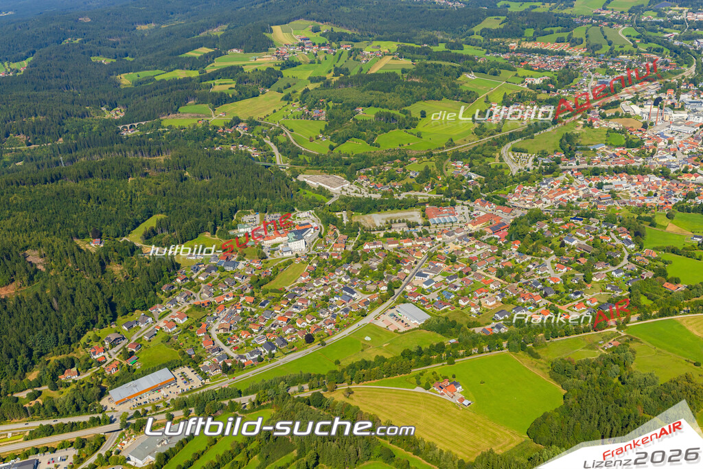 Luftaufnahme der Stadt Zwiesel - Die Luftaufnahme wurde 2025 vom UL-Flugzeug heraus erstellt ( keine Drohne ) - Hochauflösende Luftaufnahme - für professionelle Ausdrucke geeignet. Die Geschenkidee !Mit Lizenz und Bildrechte bestellbar