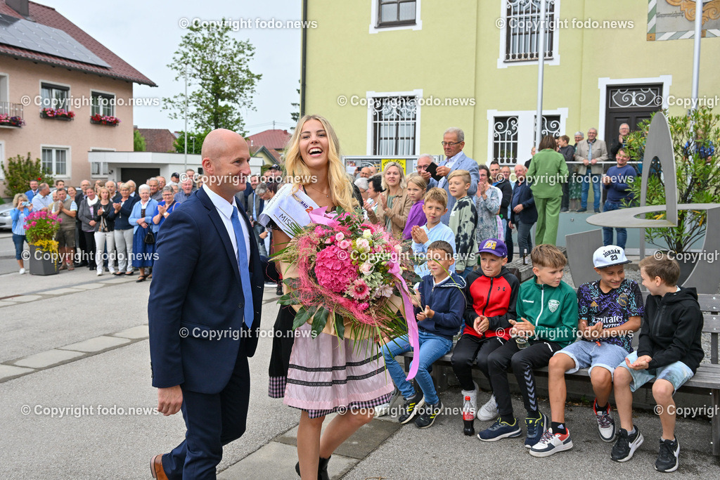 Hohenzell_ Empfang Miss Austria 2023_ Valentina Bleckenwegner_ 02.07.2023-15 | 02.07.2023, Hohenzell, AUT, Empfang Miss Austria 2023, Valentina Bleckenwegner, im Bild Valentina wird von Bgm. Thomas Priewasser empfangen und begruesst