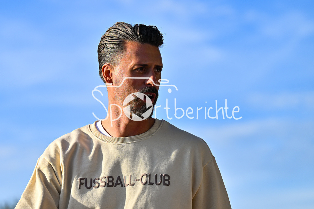 FC Augsburg - SSV Ulm 1846 Fussball | Im Bild Sandro WAGNER Trainer FC Augsburg, Einzelfoto / Freisteller / Testspiel: FC Augsburg - SSV Ulm 1846 Fussball; TSV Burgau Sportzentrum am 08.10.2025