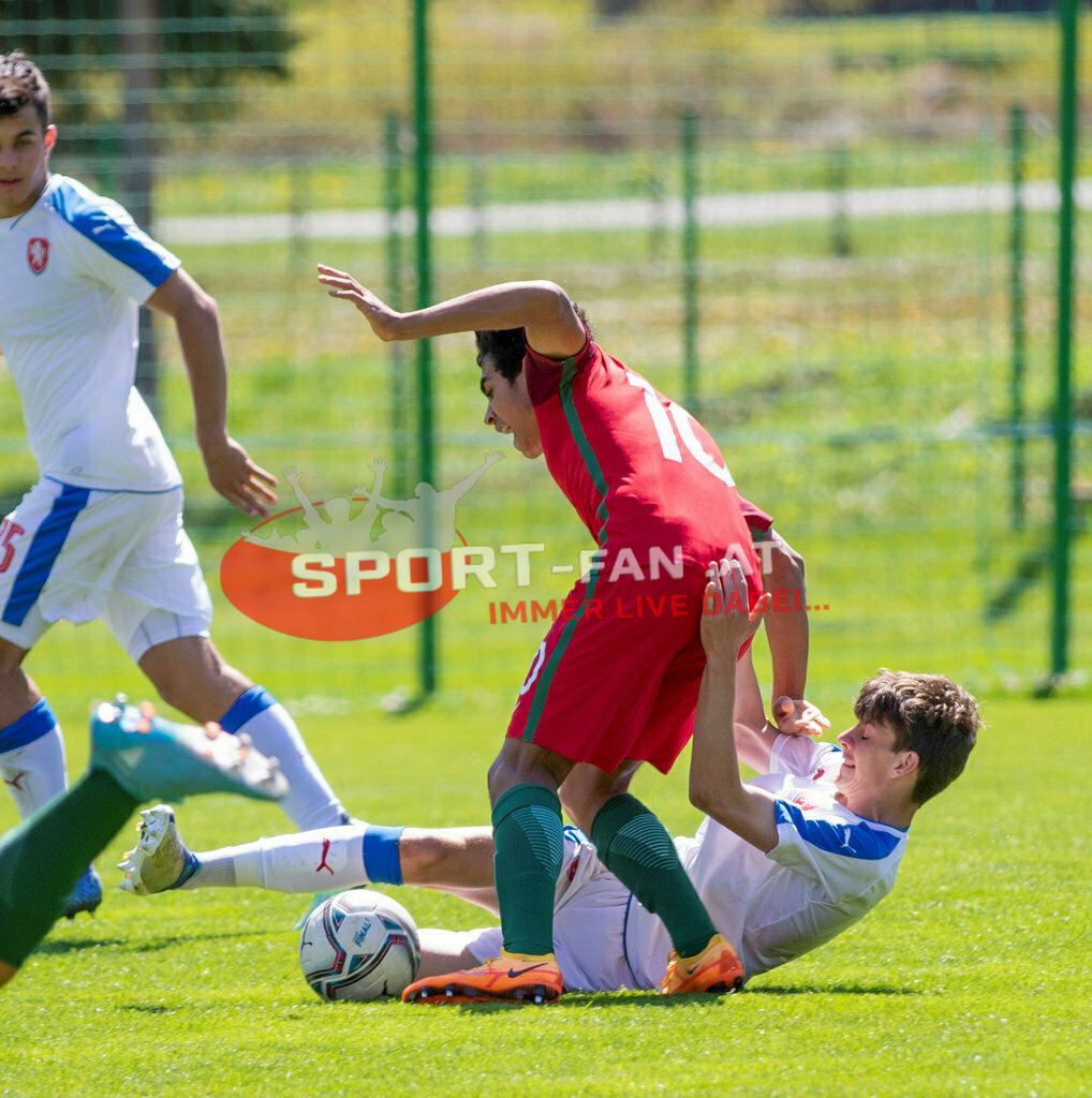 Portugal  U15 -Czech Republic U15 | MATYAS POTURNAY (Czech Republic #15) JOÃO SIMÕES (Portugal #10) ; Portugal  U15 -Czech Republic U15 am 29.04.2022 in Arnoldstein
(Sportplatz), AUSTRIA, (Photo by Ernst Krawagner sport-fan.at) - Realisiert mit Pictrs.com