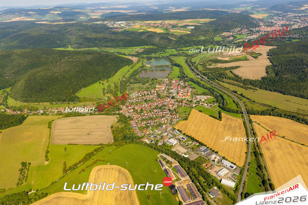 Bild der Stadt Untermaßfeld - Die Luftaufnahme wurde 2025 vom UL-Flugzeug heraus erstellt ( keine Drohne ) - Hochauflösende Luftaufnahme - für professionelle Ausdrucke geeignet. Die Geschenkidee !Hier alle&nbsp;Infos zur Lizenzierung der LuftaufnahmeWir fliegen auch dieses Jahr wieder in Ihre Region um Luftbilder zu erstellen.- Luftbild anfragen