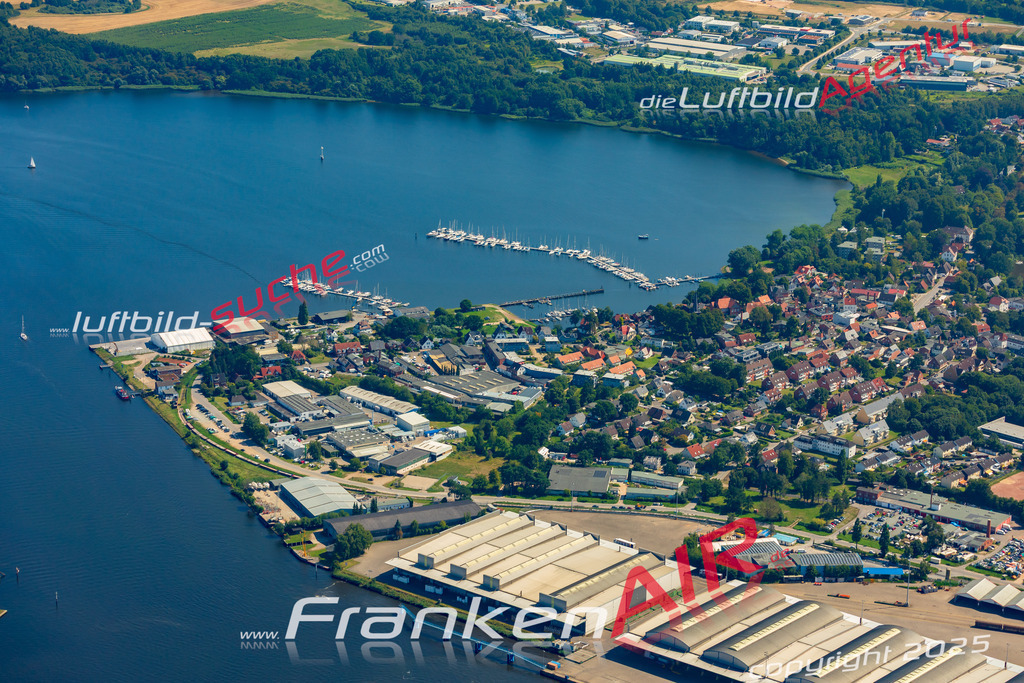 Schrägluftbild  Schlutup  Lübeck - Das Luftbild wurde 2025 vom UL-Flugzeug heraus erstellt (ohne Drohne- keine Drohnenaufnahme ) - Hochauflösende Luftaufnahme -Nicht vergleichbar mit Google Maps oder Satelittenbilder- Die Geschenkidee !Mit Lizenz und Bildrechte bestellbar