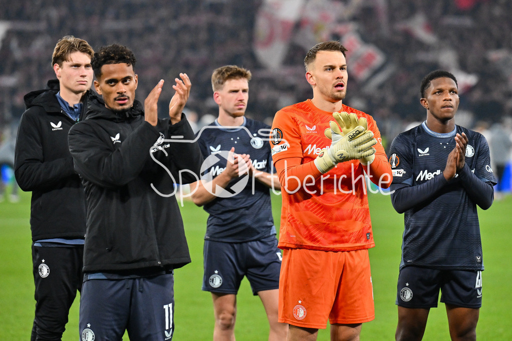 VfB Stuttgart - Feyenoord Rotterdam | STUTTGART, DEUTSCHLAND - 6. NOVEMBER: die Mannschaft aus Rotterdam bedankt sich nach der Partie bei den mitgereisten Fans beim Ligaspiel zwischen dem VfB Stuttgart und Feyenoord Rotterdam am 4. Spieltag der Europa League in der MHP-Arena am 06.11.2025 / Goncalo BORGES (Feyenoord Rotterdam 11), Timon WELLENREUTHER (Feyenoord Rotterdam 22)