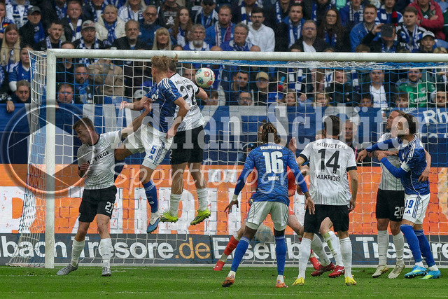 19.04.2026, GER, Fussball, Herren, 2. BL, Saison 2025/2026, FC Schalke 04 - Preußen Münster | Timo Becker (S04) und Jannis Heuer (Münster) im Kampf um den Ball 